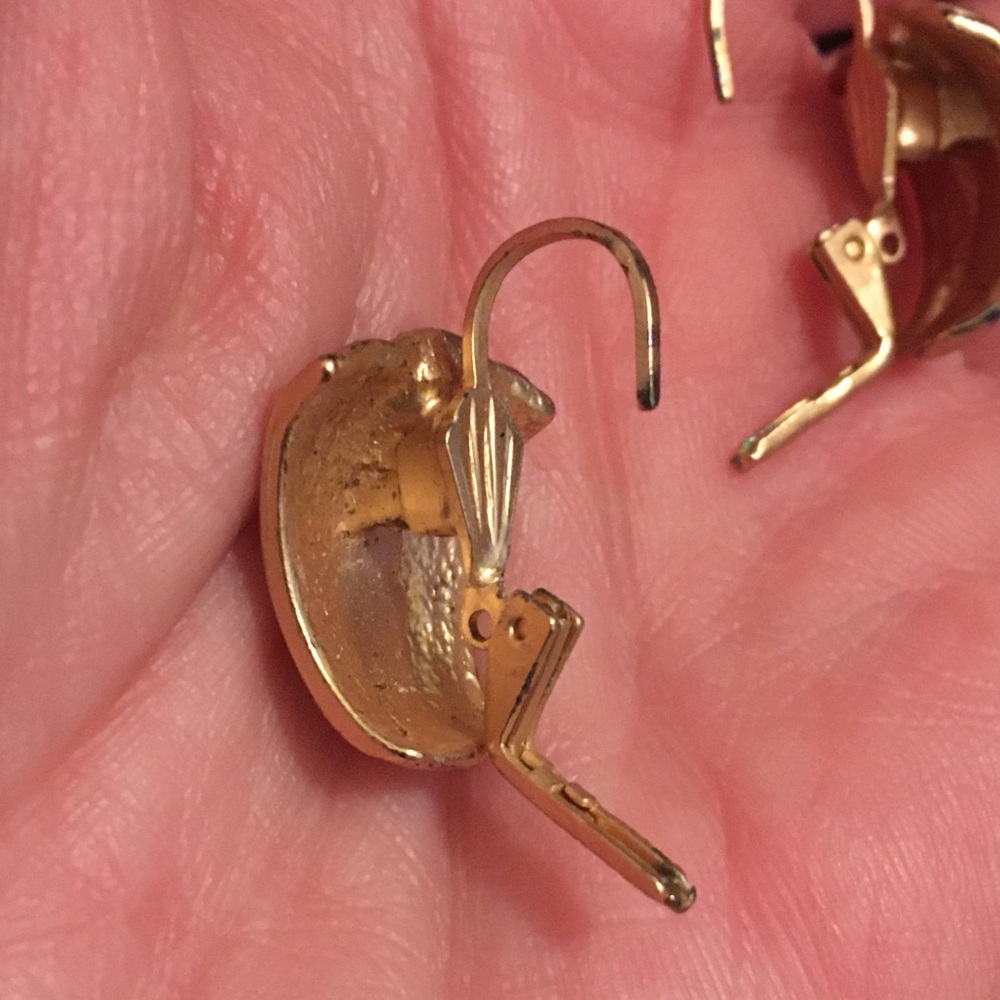 Vintage Gold Tone Faux Pearl Clip On Earrings - Picture 5 of 8